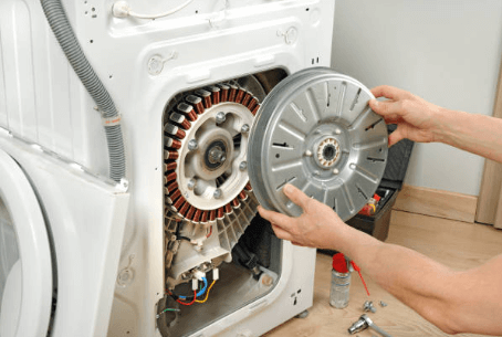 Der Handwerker repariert die Waschmaschine
